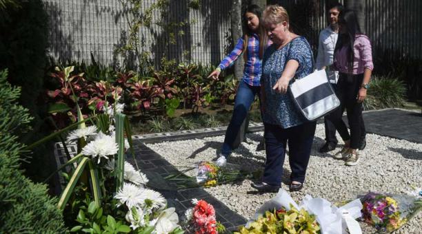 Luz Maria Escobar Gaviria, hermana de Pablo Escobar, deja flores en la tumba a 24 años de su muerte. Foto: AFP