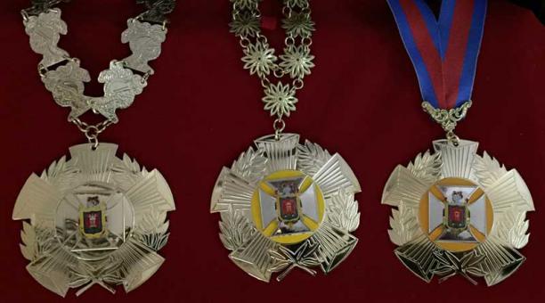 El Gran Collar Rumiñahui es la más alta distinción que entrega la ciudad. Collares Benalcázar, S. Fco. de Quito y Carondelet, siguen en importancia.