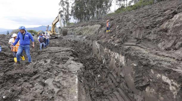 Un deslizamiento de tierra en la escombrera de El Troje dejó sin agua potable a 171 barrios de Quito. Foto: Alfredo Lagla / ÚN