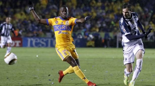 Enner Valencia (izq.) de Tigres disputa el balón José Basanta (der.) de Rayados de Monterrey. Foto: EFE