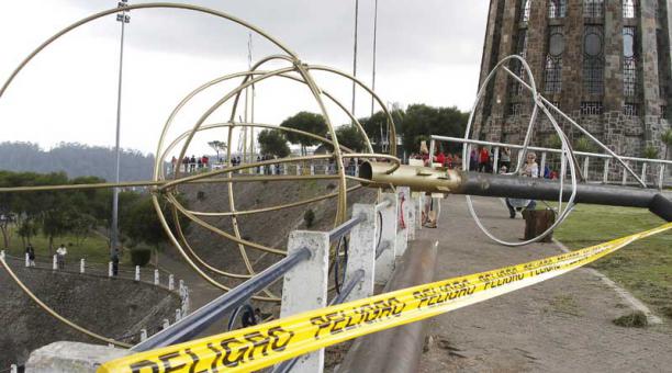 La estructura de San José, que mide 35 metros de alto, cayó sobre un jóven de 18 años, causándole la muerte en segundos. Foto: Eduardo Terán / ÚN
