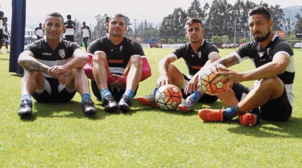 Rizotto y Núñez no seguirán en el club. El sábado les hicieron un homenaje. Los cuatro extranjeros se transformaron en los guías de los guambras del equipo. Foto: ÚN