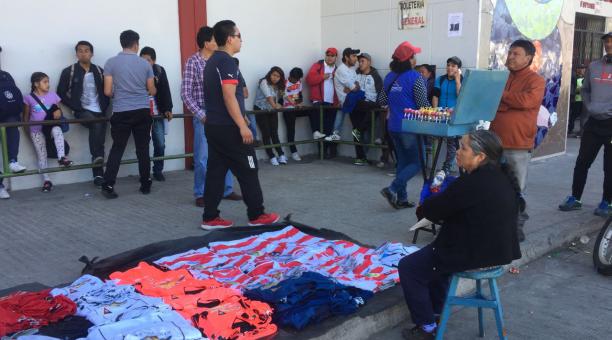 El duelo de repechaje entre Técnico Universitario y Liga de Quito en el estadio Bellavista. Foto: ÚN