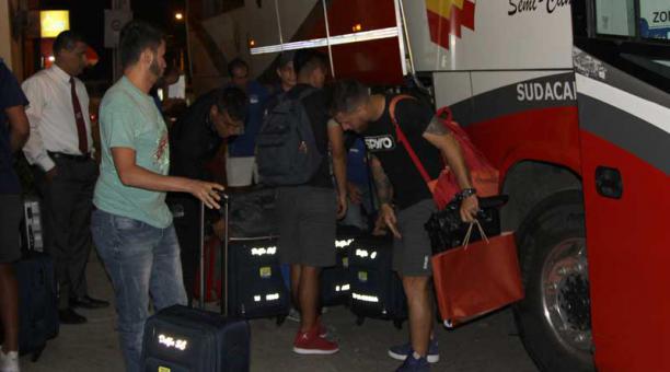 Los jugadores de Delfín retornaron anoche a la ciudad portuaria de Manta para aguardar por Emelec. Foto: David Paredes / ÚN