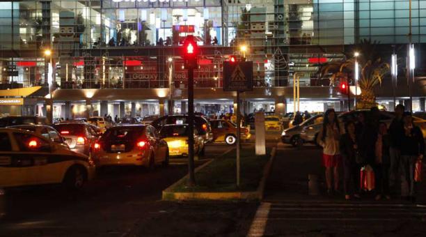 Operativos de movilidad en los centros comerciales en Quito por Navidad . Foto: ÚN