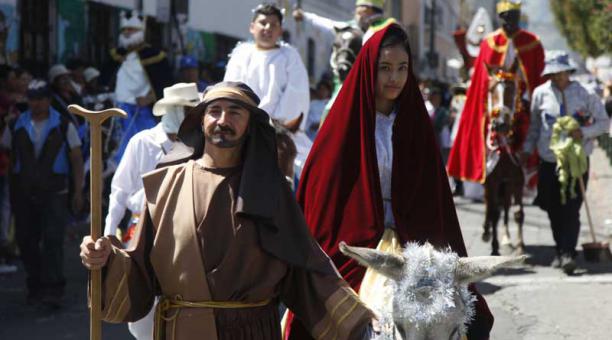 Los personajes José, María, el arcángel Gabriel, los reyes magos... desfilan por las calles de Chillogallo. Fotos: Patricio Terán / UN