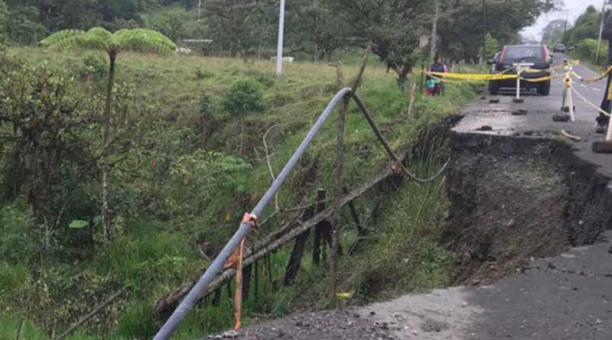 La vía en el kilómetro 72 se vino abajo debido a una alcantarilla colapsada. Foto: Paula Merchán / ÚN