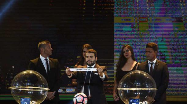 El director deportivo de la Conmebol, Hugo Figueredo (c) muestra la papeleta de Alianza Lima de Perú acompañado por el exarquero argentino Sergio Goycochea (i) y el uruguayo Paolo Montero (d) hoy, miércoles 20 de diciembre de 2017, durante el sorteo de la
