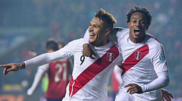 Paolo Guerrero y Andre Carrillo (der.) jugadores de la selección de Perú. Foto: AFP