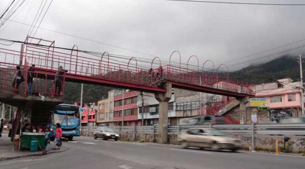A partir de ls 22:00 se inicia el retiro del puente peatonal de La Comuna, por lo que la Mariscal Sucre  se cerrará de 22:00 a 04:00. Foto: Alfredo Lagla / ÚN