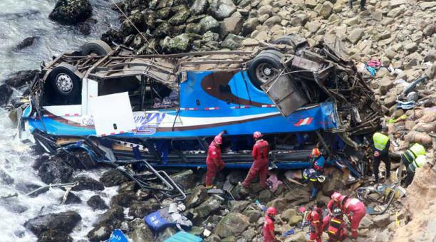 Bomberos trabajan en el rescate del autobús accidentado ayer en Perú. Foto: EFE