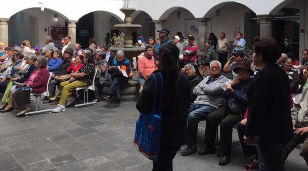 En la Administración Zonal Centro se concentran las personas que van a pagar y a reclamar. Foto: Betty Beltrán / ÚN