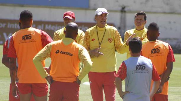 Luis Soler (centro) da indicaciones a sus jugadores durante el primer día de trabajo. Fotos: David Paredes / ÚN