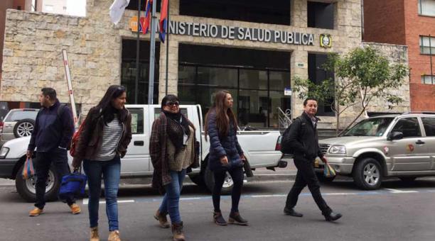 En los exteriores del Ministerio de Salud llegaron uniformados y hubo movimiento de funcionarios. Foto: Eduardo Terán / ÚN