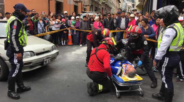 El herido fue atendido por los Bomberos de Quito. Foto: Eduardo Terán / ÚN