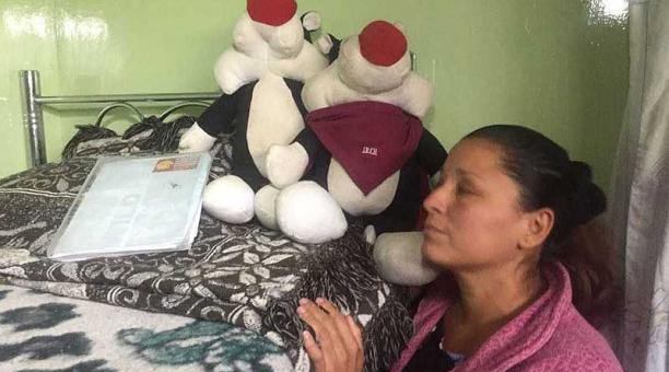 La madre de María Carolina y María Isabel en el cuarto de las gemelas que desaparecieron hace 15 días. Foto: Paúl Rivas / EL COMERCIO