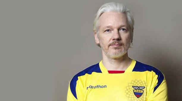 Julián Assange solo puede asomarse al balcón de la Embajada. Foto: Twitter