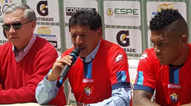 Sixto Vizuete (centro) y César Batalla (der.) fueron presentados en el club. Foto: Cortesía G. Campoverde