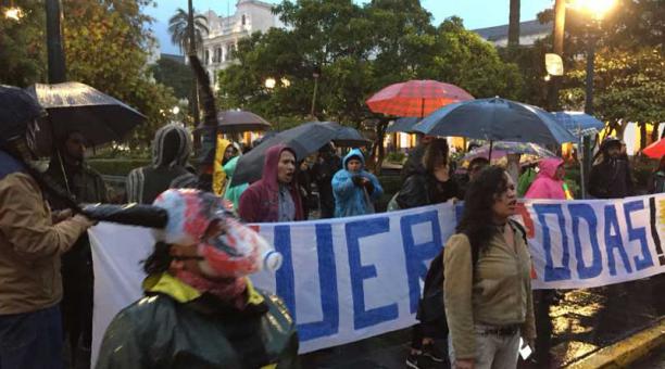 Ciudadanos participaron de un plantón en la Plaza de la Independencia pidiendo la revocatoria del alcalde de Quito, Mauricio Rodas. Foto: EDuardo Teràn / ÚN