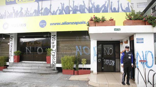 La sede de Alianza País en Quito fue manchada. Foto: Eduardo Terán / ÚN