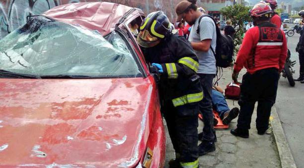 Cuatro personas resultaron heridas en tres accidentes viales ocurridos en diferentes sectores de Quito: Fotos cortesía Cuerpo de Bomberos