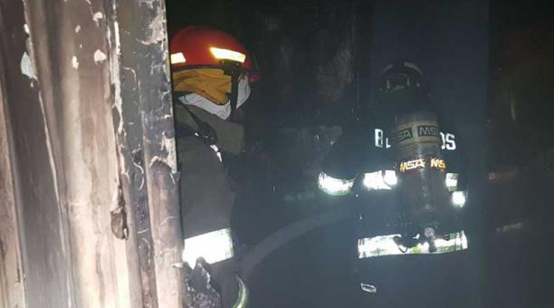 El incendio se produjo la noche del sábado. Foto: Cortesía Cuerpo de Bomberos de Quito