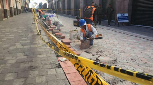 Los trabajos en la calle García Moreno para construir el Bulevar de las Siete Cruces. Foto: Eduardo Terán / EL COMERCIO