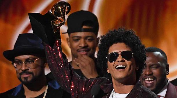 Bruno Mars ganó en todas las categorías en las que fue nominado y se alzó con seis gramófonos en la ceremonia de los Grammy. Foto: AFP