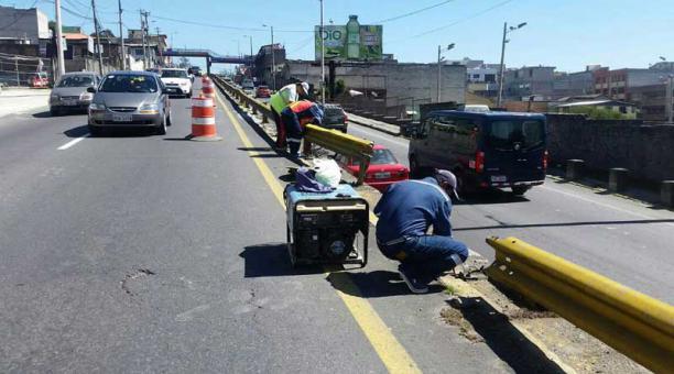 Esta mañana se realizó la reposición de los guardavías afectados en la avenida Mariscal Sucre, a la altura de La Comuna. Foto: Diego Bravo / ÚN