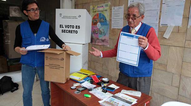 En el CNE ya capacitan a los miembros de las juntas electorales. Foto: Julio Estrella / ÚN
