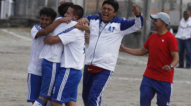 San Isidro del Inca (blanco) remontó el marcador y venció 3-1 a Carapungo. Foto: Galo Paguay / ÚN