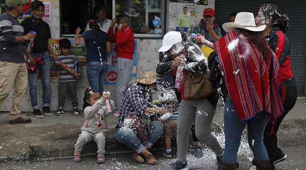 El juego con agua y espuma es característico del Carnaval en Ecuador. Foto: archivo / ÚN