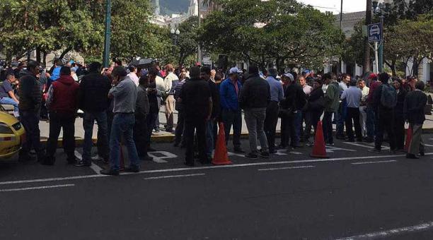 Un grupo de dirigentes del transporte público se concentró en la Plaza Grande, para estar atento al debate del Concejo. Foto: Ana Guerrero / ÚN
