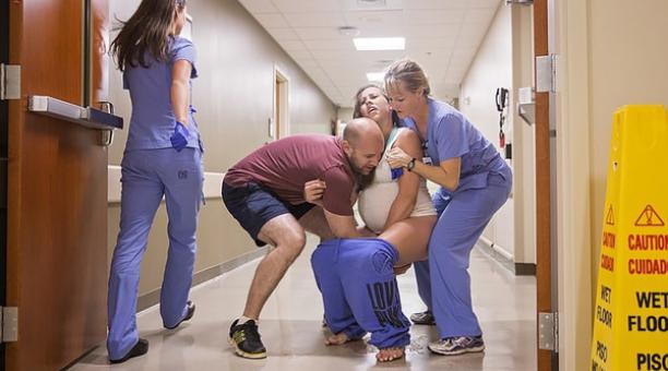 El momento en que Travis sostiene a su hijo. La enfermera ayuda a Hogan. Foto: Little Leapling Photography