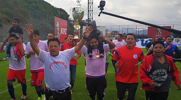 Los familiares de los jugadores de Guápulo no se quisieron perder la vuelta Olímpica. Foto: cortesía de Jorge Pilaguano
