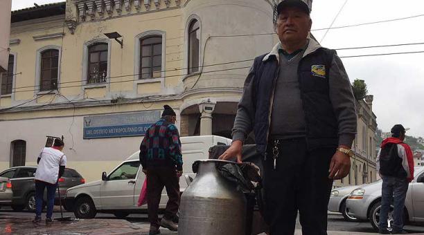 Manuel Morocho conserva el oficio de vender leche por las calles del Centro. Foto: Betty Beltrán / ÚN