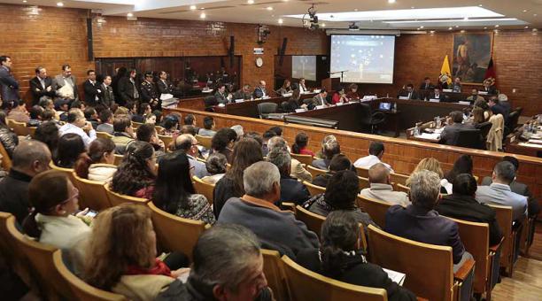 El Concejo Metropolitano en su reunión de ayer, cuando analizó la propuesta. Foto: Alfredo Lagla / ÚN