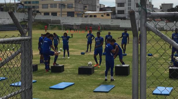 Jugadores del Deportivo Quito, hoy, antes de entrenarse. Foto: Mauricio Bayas/ ÚN