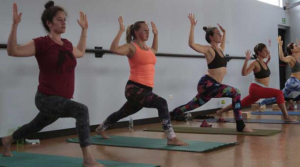 La práctica constante del Hot Yoga permite alcanzar un equilibro emocional y físico. Foto: Alfredo Lagla / ÚN