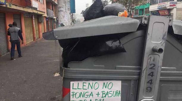 Los vecinos colocaron un cartel en el contenedor de basura para que no se siga colocando más desechos. Foto: Paúl Rivas / ÚN