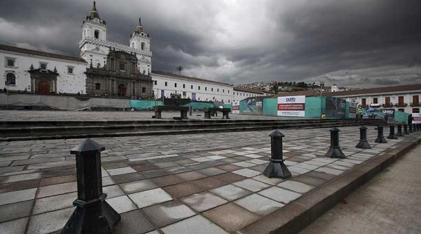 Las lonas que bordeaban buena parte de la plaza ya fueron retiradas. Foto: Vicente Costales / ÚN