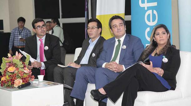 El ministro Fander Falconí (segundo desde la izquierda) estuvo en la presentación de la campaña. Foto: Mario Faustos / ÚN