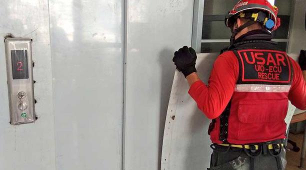 Bomberos realizaron trabajos de estabilización en el ascensor. Foto: Twitter Bomberos Quito