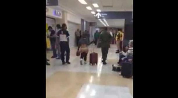 La mujer fue atendida por un psicólogo en la terminal aérea mexicana. Foto: captura