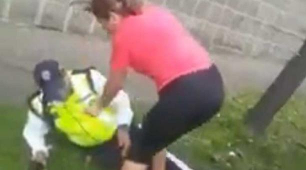 Un agente de tránsito es agredido por una mujer, en Quito. Foto: Captura de pantalla