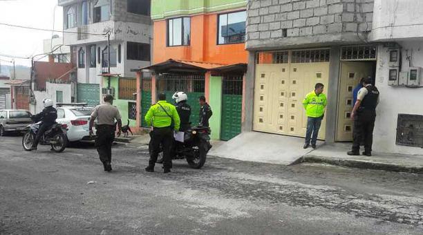 El hecho sucedió en Guamaní. Los agentes encontraron con vida a la madre de la menor. Foto: cortesía Policía