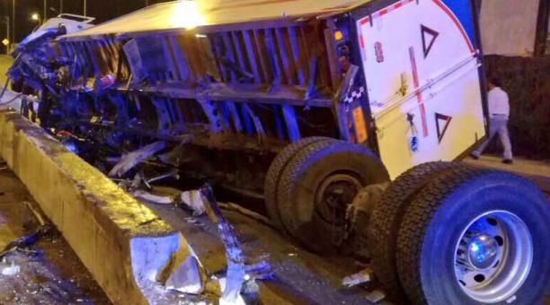 El accidente de tránsito ocurrió en  el redondel de Pifo, en el oriente de Quito Foto: tomada de la cuenta de Twitter del Cuerpo de Bomberos de Quito