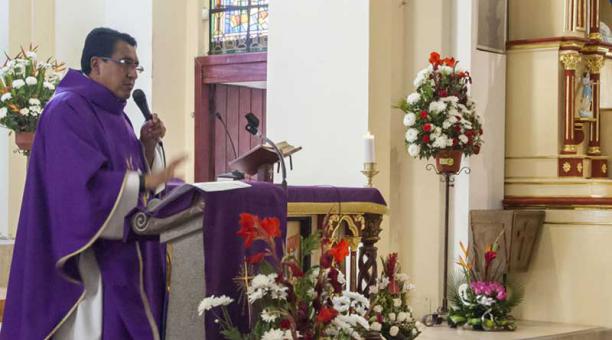 Una misa en honor a los compañeros de EL COMERCIO se llevó a cabo en la Iglesia de La Magdalena. Foto: Armando Prado / ÚN