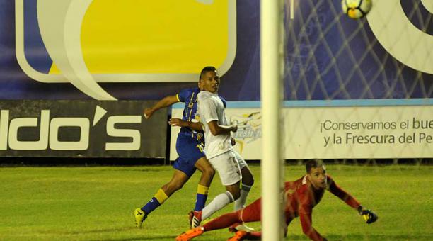 Andrés Chicaiza (izq.) anota el primer gol del partido ayer en el Jocay. Foto: API