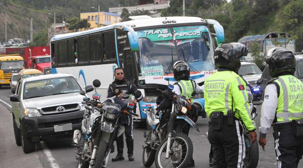 Varios agentes de la Policía Nacional llegaron al sitio para atender la emergencia. Foto: Eduardo Terán / ÚN